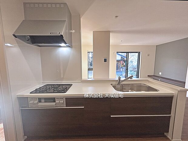 内装:LDKの様子が分かる対面式キッチンです。　現地写真2025.12.12撮影