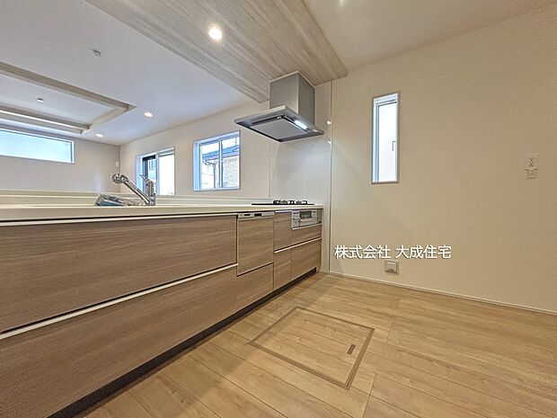 内装:ゆとりあるキッチンスペースです。　2号棟：現地写真：2025.12.5撮影