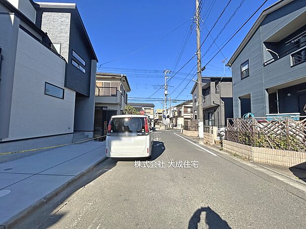 外観:前面6ｍ道路　2号棟：現地写真：2025.12.5撮影