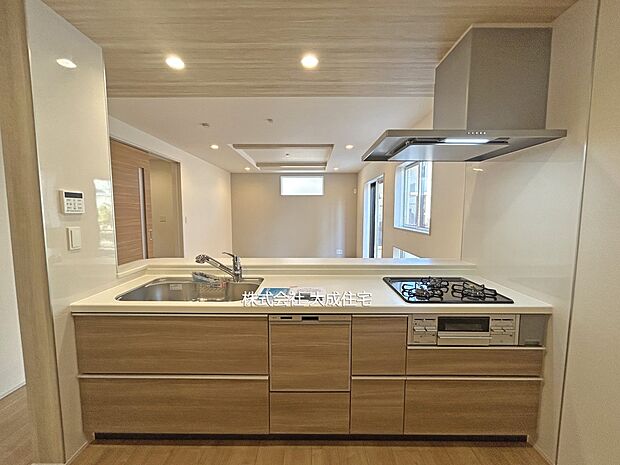 内装:対面式キッチンでLDK全体を見渡せます。　2号棟：現地写真：2025.12.5撮影