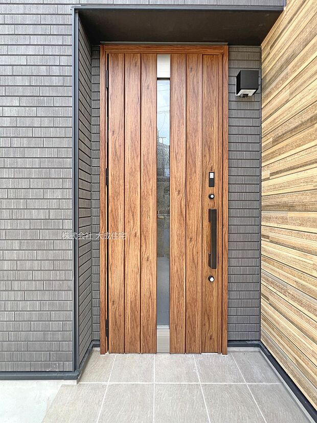 外観:玄関ドア。　現地写真：2025.8.22撮影