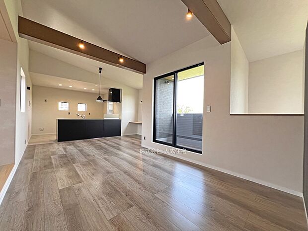 内装:LDK広々とした19.8帖。　現地写真：2025.8.22撮影