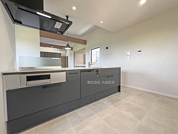 内装:LDK全体を見渡せる対面式キッチン。　現地写真：2025.8.22撮影