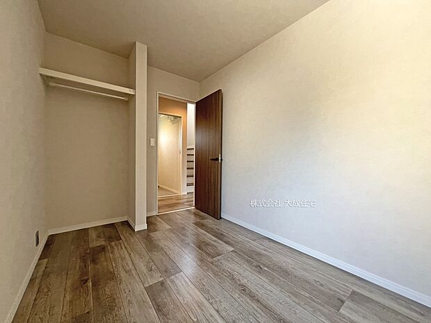 内装:1階洋室4.7帖。　現地写真：2025.8.22撮影