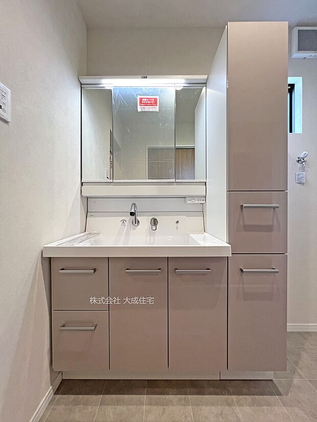 内装:収納が充実した洗面化粧台。 現地写真:2025.8.22撮影