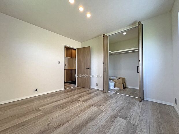 内装:大容量収納可能なウォークインクローゼットございます。 現地写真:2025.8.22撮影