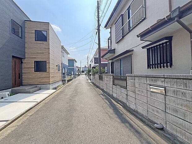 外観:前面道路は4.2mの公道です。 現地写真:2025.8.22撮影