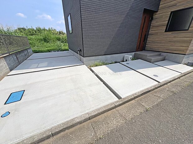 外観:駐車可能スペース。　現地写真：2025.8.22撮影