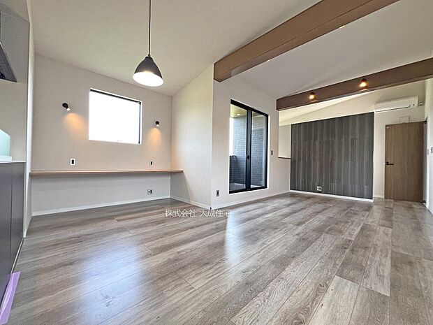 内装:勉強・お仕事・家事・読書スペースとしても活用可能なカウンターございます。 現地写真:2025.8.22撮影