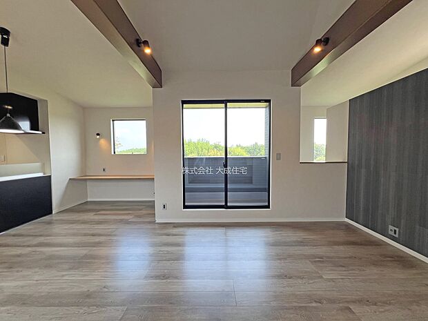 内装:バルコニーへの出入りが可能です。　現地写真：2025.8.22撮影