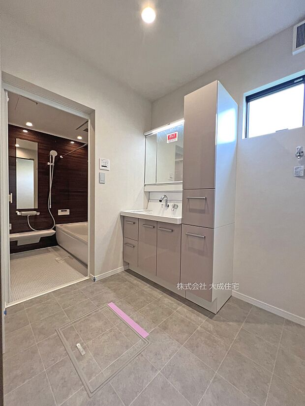 内装:脱衣室。 現地写真:2025.8.22撮影