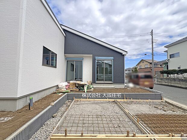 外観:2号棟:カースペース2台分あり!(車種による) 現地写真2026.3.16撮影