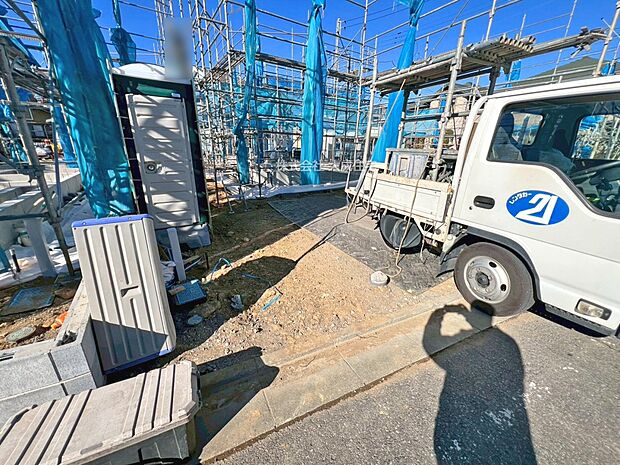 外観:2号棟：カースペース2台分あり！（車種による）　現地写真2026.1.12撮影