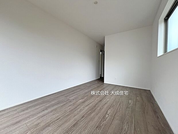 内装:2号棟:白を基調にしたシンプルなお部屋 現地写真2026.3.16撮影