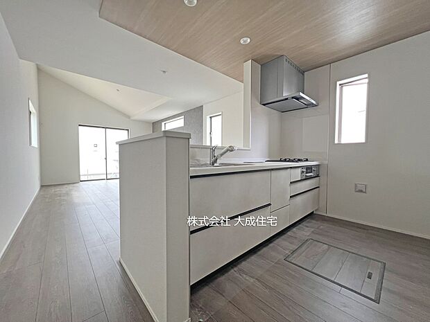 内装:2号棟:横にスペースがあるのでお子様とお料理もできます^^ 現地写真2026.3.16撮影