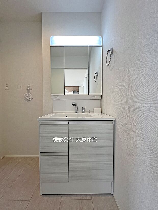 内装:1号棟:毎日の身支度を整える洗面台 現地写真2026.3.16撮影