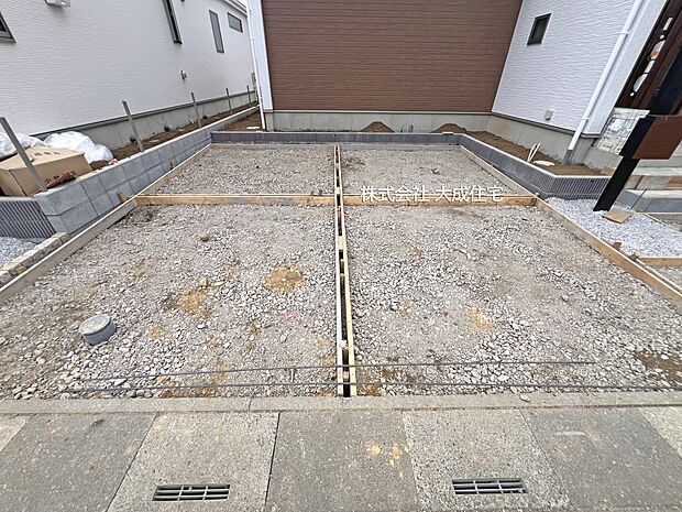 外観:1号棟:カースペース2台分あり!(車種による) 現地写真2026.3.16撮影