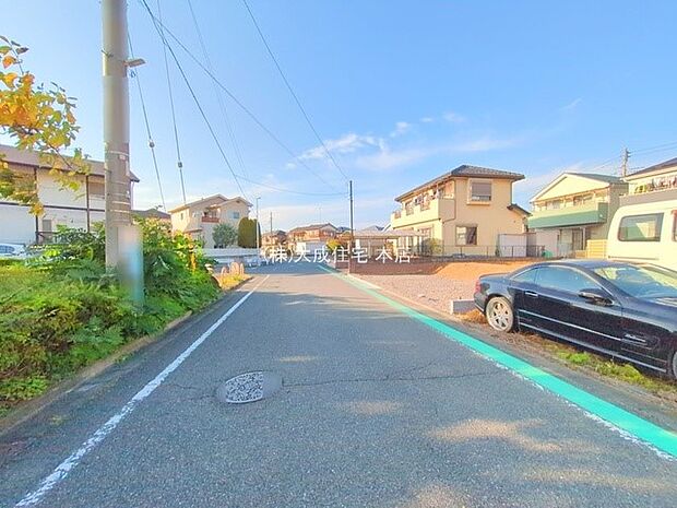 外観:全5棟:前面道路 現地写真2025.11.7撮影