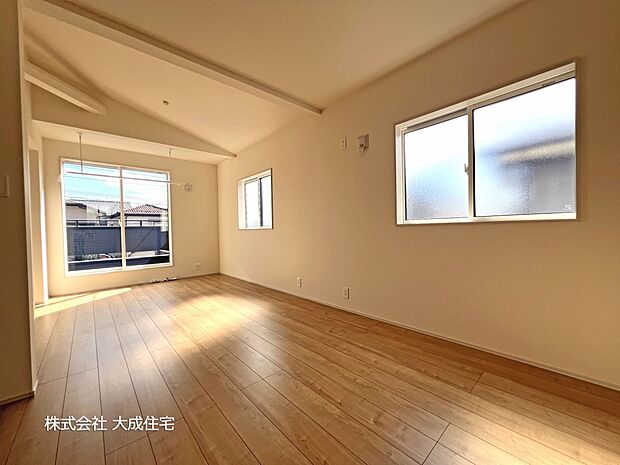 内装:開放感を演出する勾配天井！　現地写真2025.10.27撮影