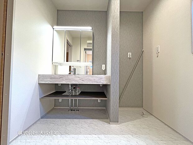 内装:毎日の身支度を整える洗面所　現地写真2025.10.27撮影