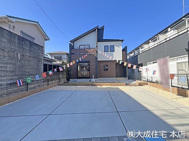 外観:カースペース3台分あり!(車種による) 現地写真2025.11.17撮影