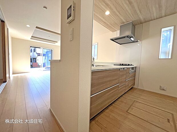 内装:横にスペースあるのでお子様と一緒にお料理ができます^^ 現地写真2025.10.27撮影