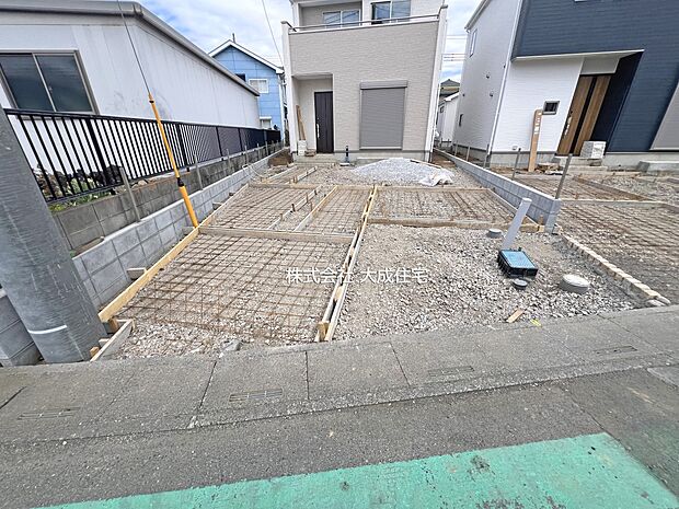 外観:4号棟:カースペース2台分あり!(車種による) 現地写真2026.3.16撮影