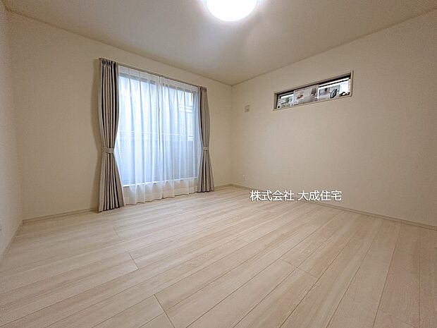 内装:2階洋室8帖。　3号棟：現地写真2025.12.19撮影