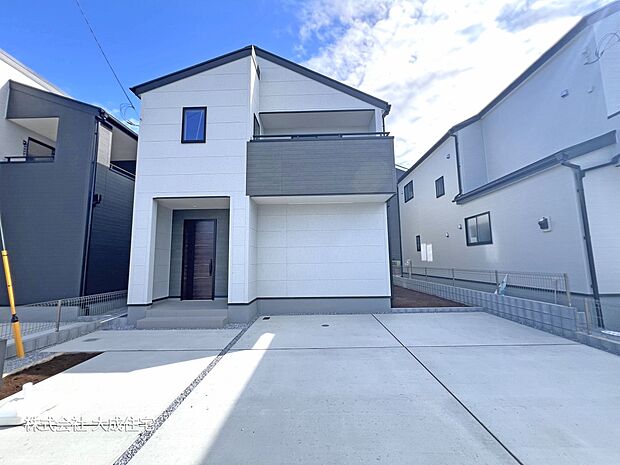 外観:3号棟カースペース2台分あり!(車種による) 現地写真2025.10.27撮影