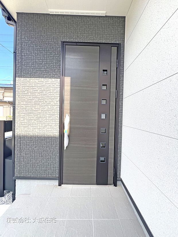 外観:1号棟：玄関　現地写真2025.10.27撮影