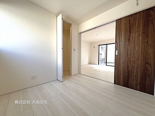 内装:1号棟：リビングに面しているお部屋　現地写真2025.10.27撮影