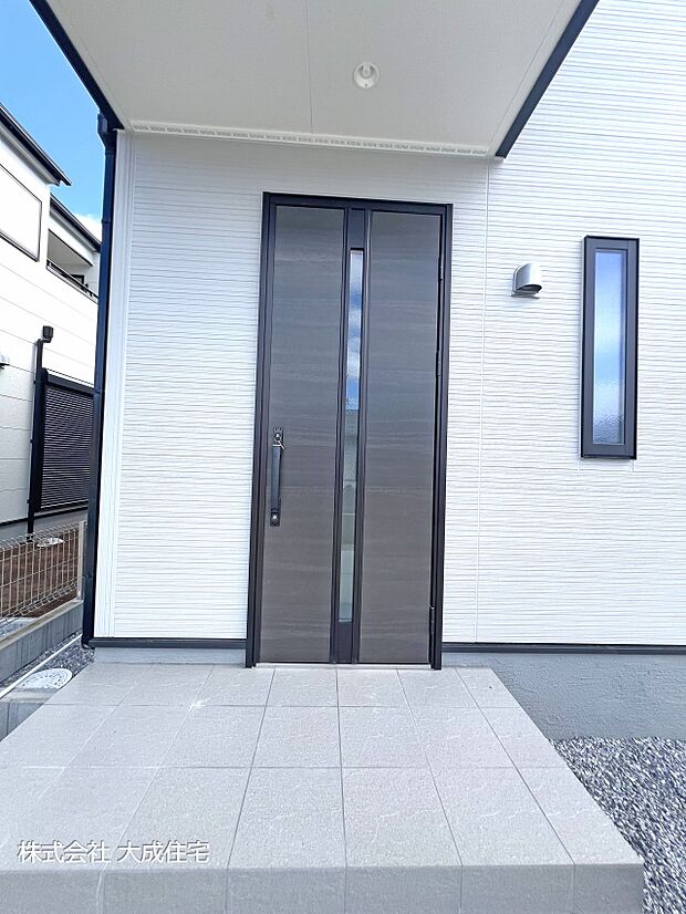 外観:2号棟：玄関　現地写真2025.10.27撮影