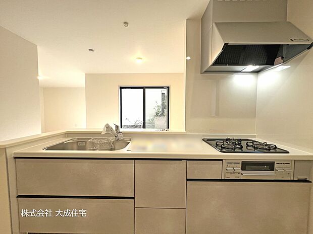 内装:2号棟：ご家族の様子が見れる対面キッチン　現地写真2025.10.27撮影