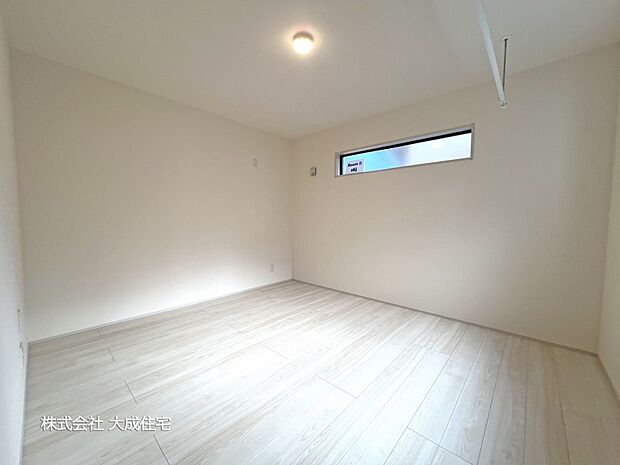 内装:2号棟：白を基調にしたシンプルなお部屋　現地写真2025.10.27撮影