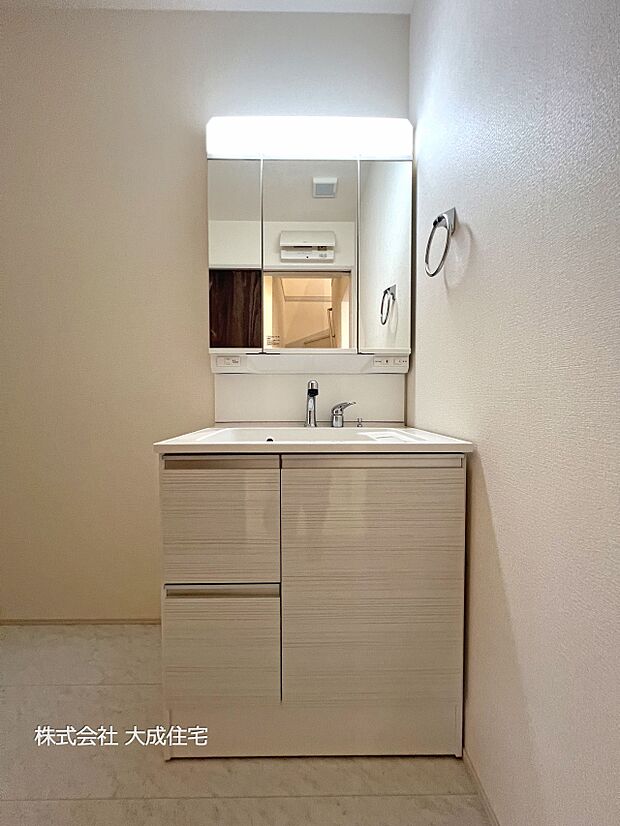 内装:2号棟：毎日の身支度を整える洗面所　現地写真2025.10.27撮影