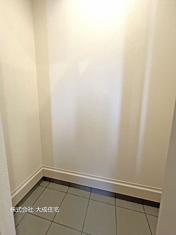 内装:2号棟：アウトドア用品も収納できる玄関収納！　現地写真2025.10.27撮影