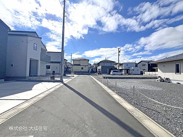 外観:全4棟：前面道路　現地写真2025.10.27撮影