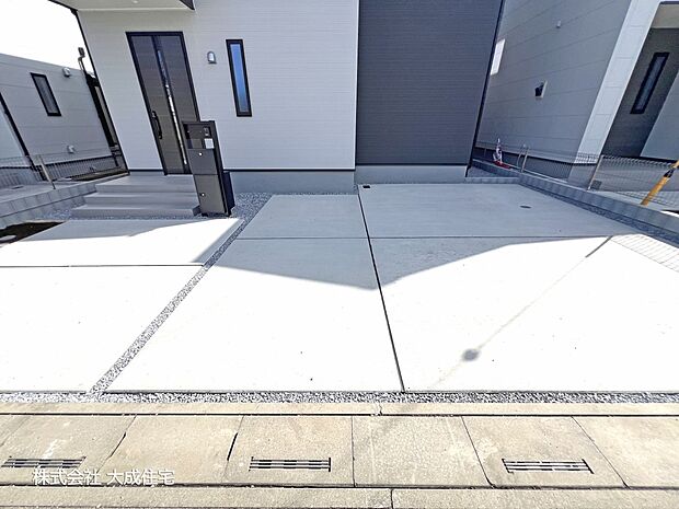 外観:2号棟：カースペース2台分あり！（車種による）　現地写真2025.10.27撮影