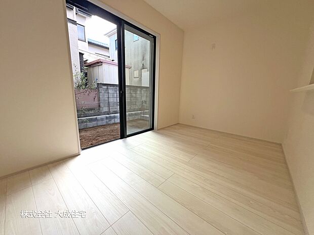 内装:2号棟：大きな窓からは自然光が差し込みやすいです＾＾　現地写真2025.10.27撮影