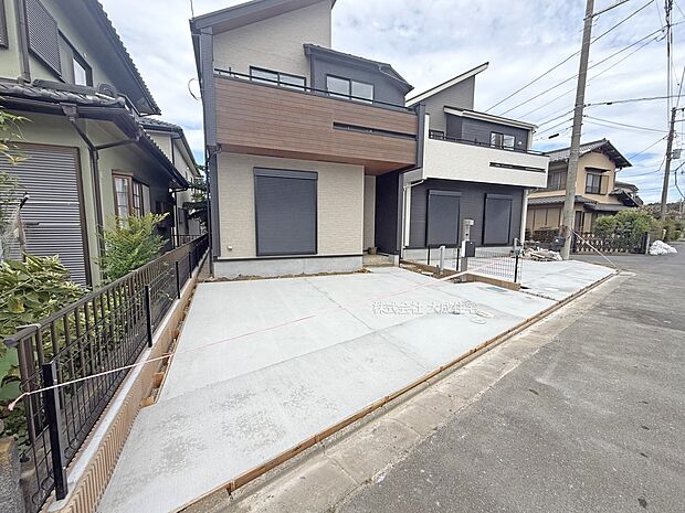 外観:前面道路5.6ｍ。　1号棟：現写真2025.9.29撮影