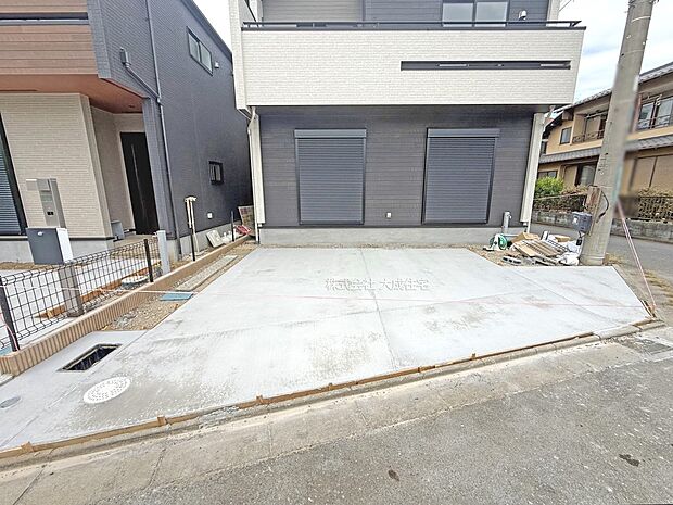 外観:駐車可能スペース。　2号棟：現写真2025.9.29撮影