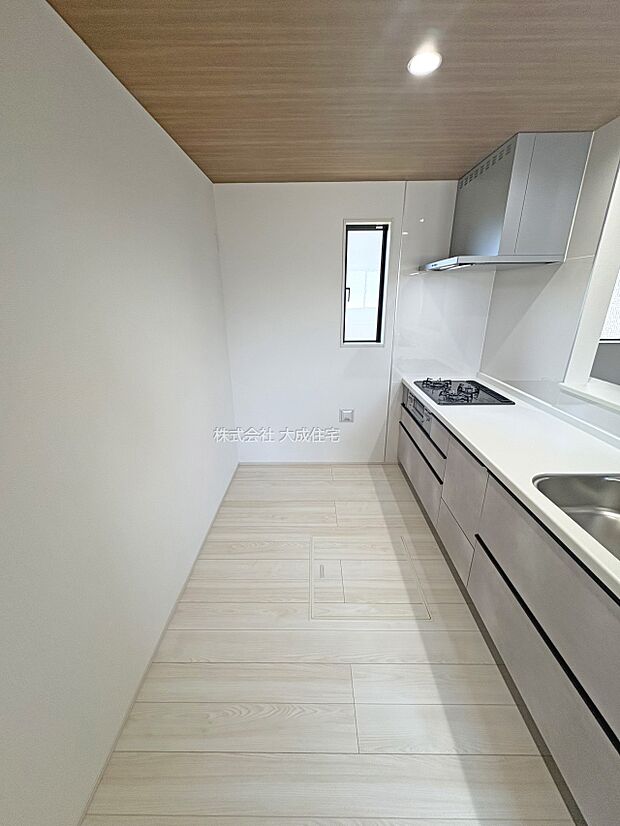 内装:ご家族と並んでお料理をお楽しみいただけます。　1号棟：現地写真2025.8.29撮影