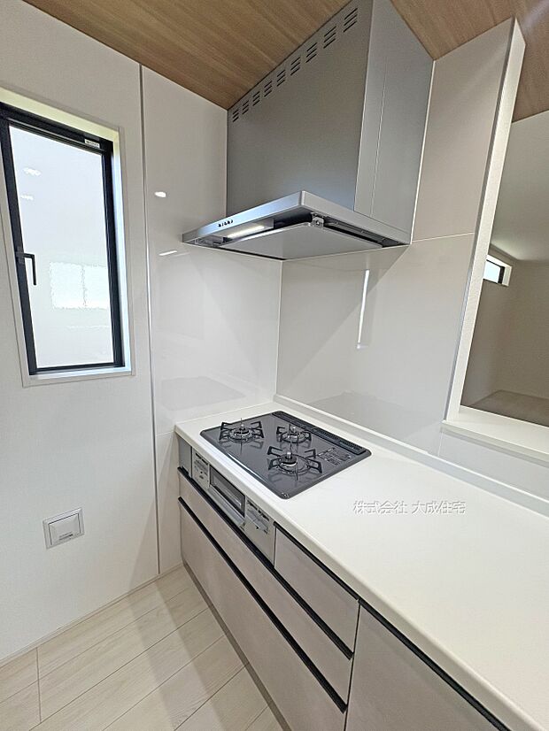 設備:3品同時調理が可能で家事時間の短縮になります。　1号棟：現地写真2025.8.29撮影