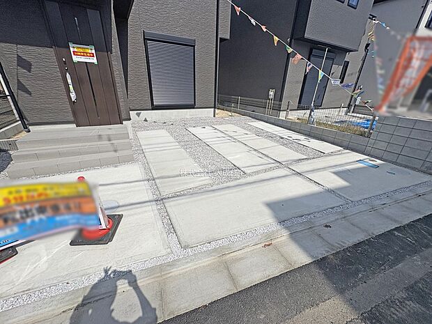 外観:駐車スペース。　1号棟：現地写真2025.8.29撮影