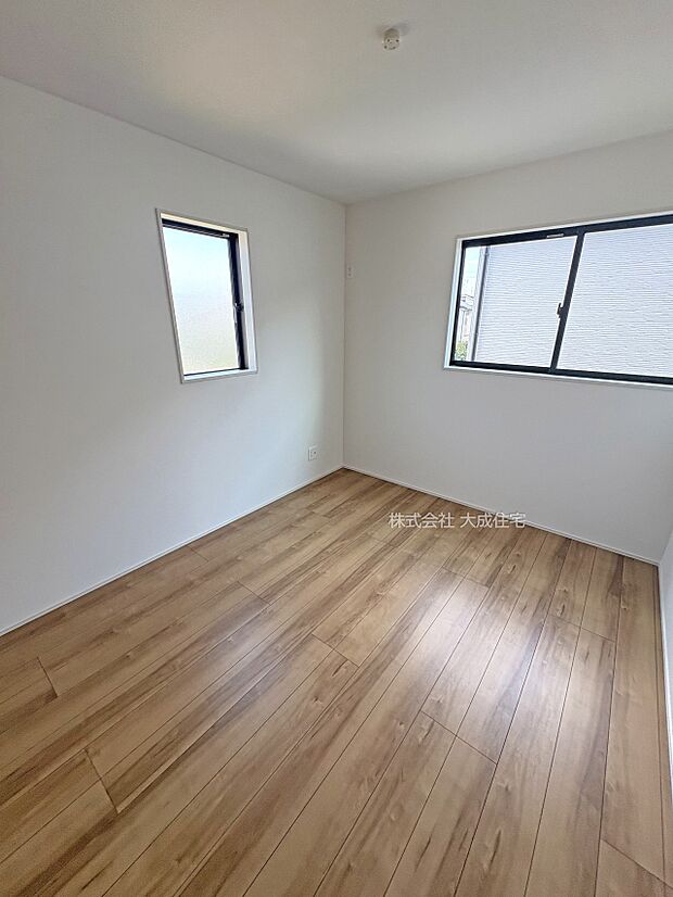 内装:2階洋室5.75帖。　2号棟：現地写真2025.8.29撮影