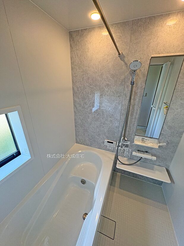 内装:ゆったりと脚を伸ばしてお寛ぎいただけます。　2号棟：現地写真2025.8.29撮影