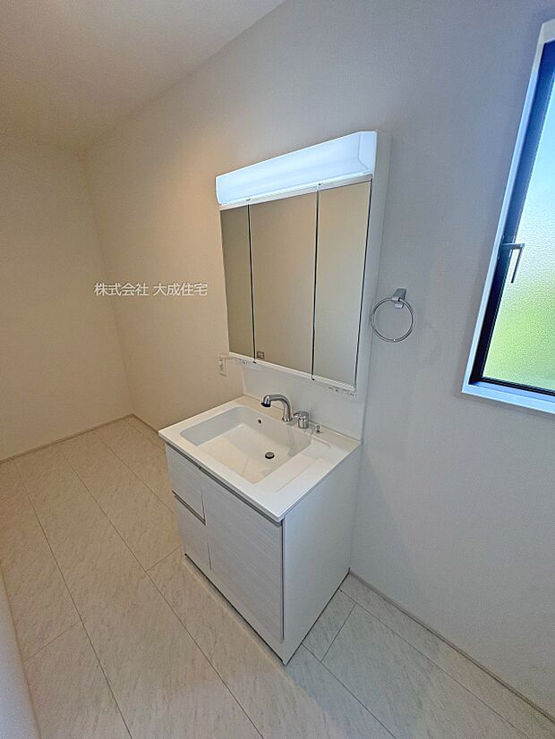 内装:収納付き洗面化粧台。　2号棟：現地写真2025.8.29撮影