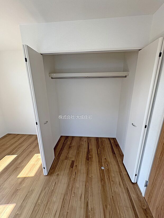 内装:陽当たり良好でゆとりある居室です。　2号棟：現地写真2025.8.29撮影