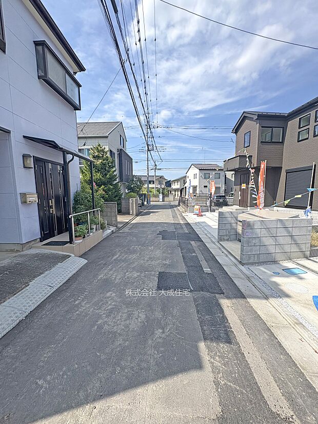 外観:前面道路は公道4ｍです。　2号棟：現地写真2025.8.29撮影