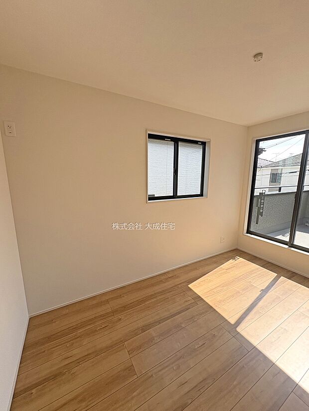 内装:2階洋室5.5帖。　2号棟：現地写真2025.8.29撮影